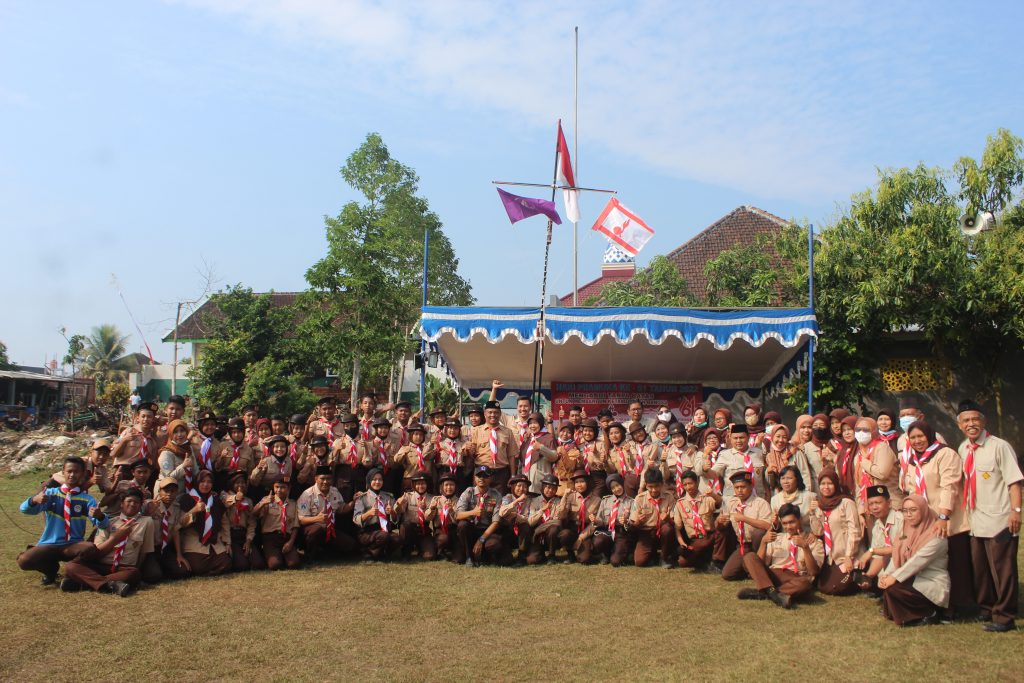 Kepala Sekolah bersama guru dan panitia kegiatan Persami