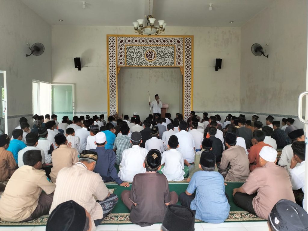 Tingkatkan Rasa Religius siswa, SMP Negeri 1 Sumberpucung menggelar sholat Jumat di sekolah.