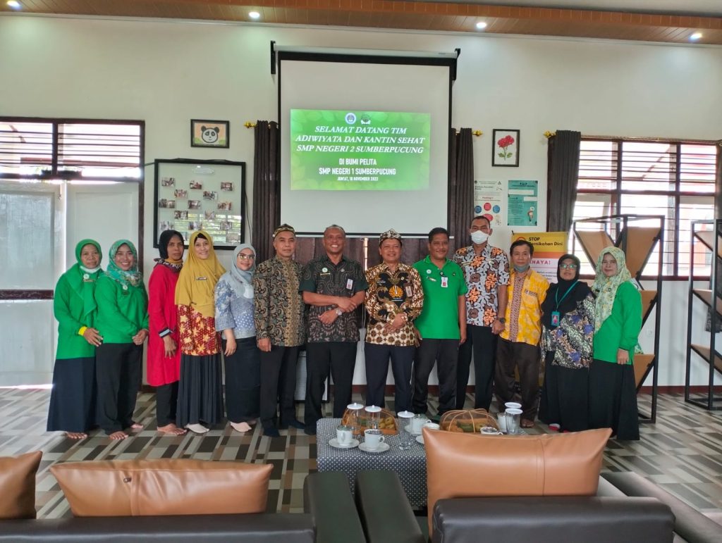 Kunjungan Studi Banding Adiwiyata dan Kantin Sehat SMP Negeri 2 Sumberpucung di SMP Negeri 1 Sumberpucung.