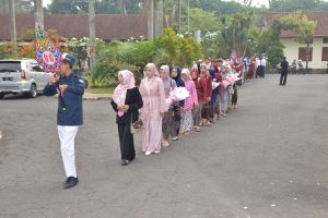 wali kelas dan para peserta tasyakuran