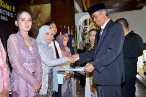 Pemberian piagam prestasi bagi siswa siswi prestari