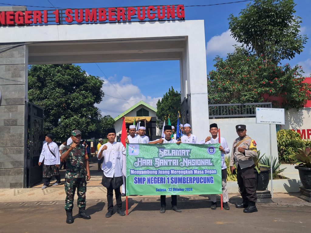 SMP NEGERI 1 SUMBERPUCUNG MEMERINGATI HARI SANTRI DENGAN KIRAB BERKELILING DAERAH SEKITAR SEKOLAH