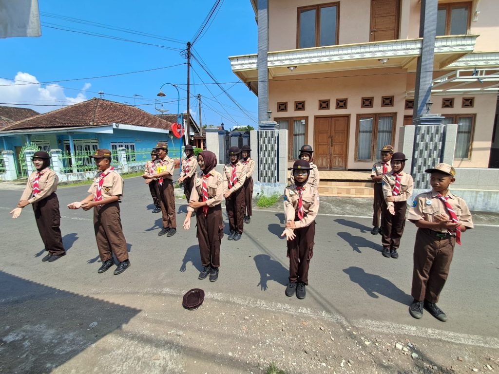 “Bangunlah Jiwa dan Raganya” Lewat Baris Kreasi di SMP Negeri 1 Sumberpucung