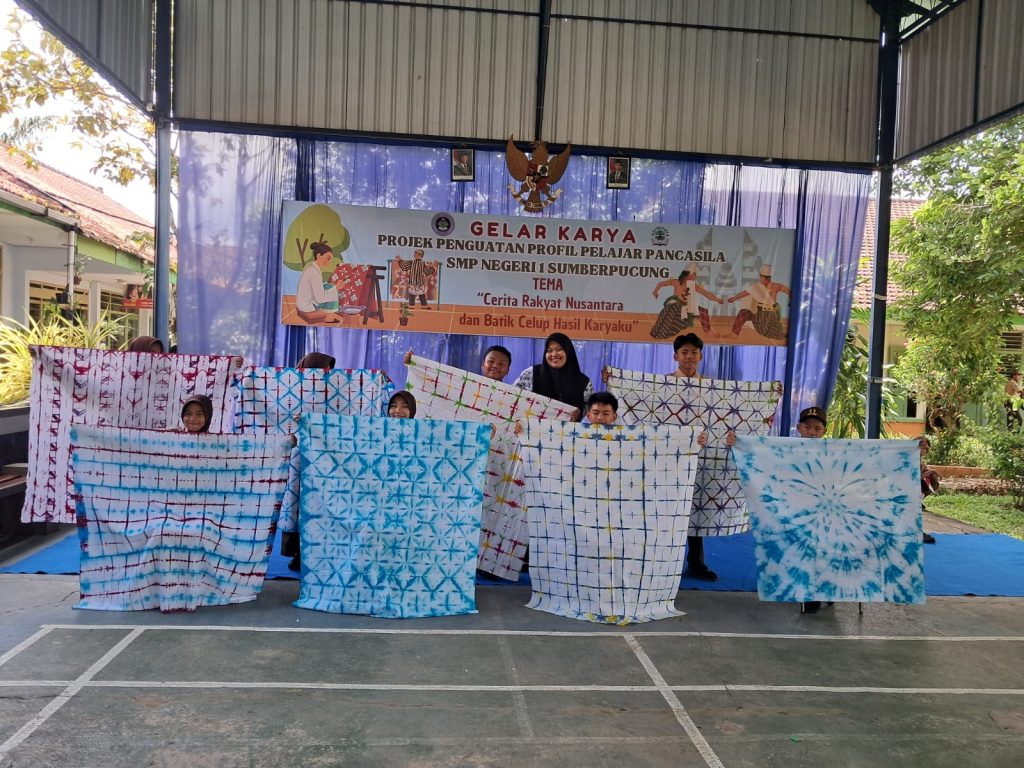 Peserta Didik SMP Negeri 1 Sumberpucung Antusias Membuat Batik Jumput dalam Kegiatan P5