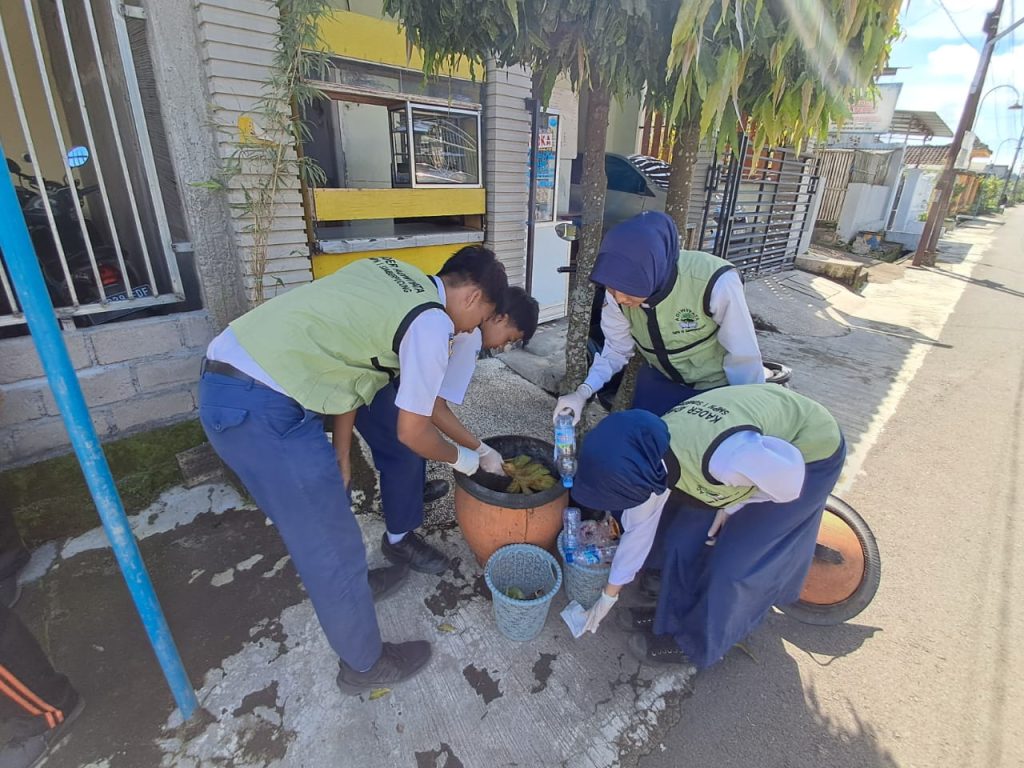 Siswa SMP Negeri 1 Sumberpucung Kampanye Peduli Lingkungan: Hemat Air, Pilah Sampah, dan Hemat listrik