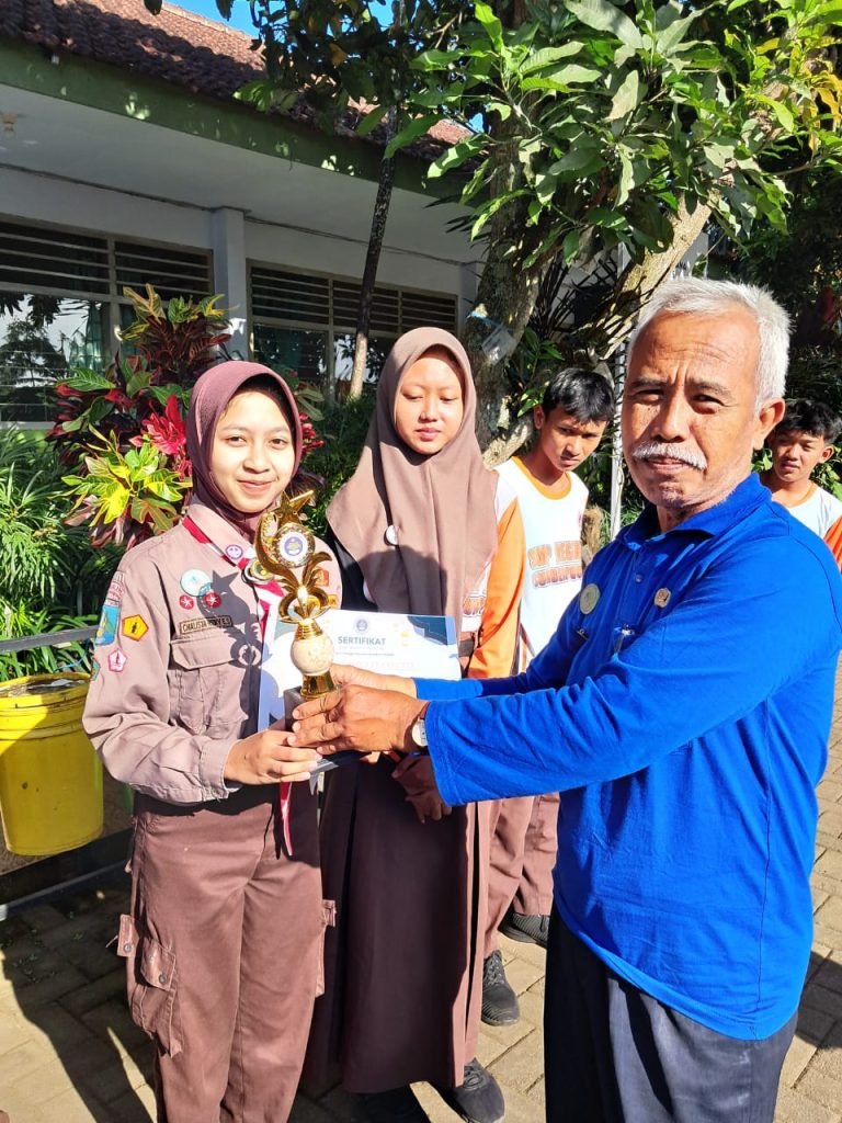 SISWA SMPN 1 MENDAPAT TROFI TAHFIDZ