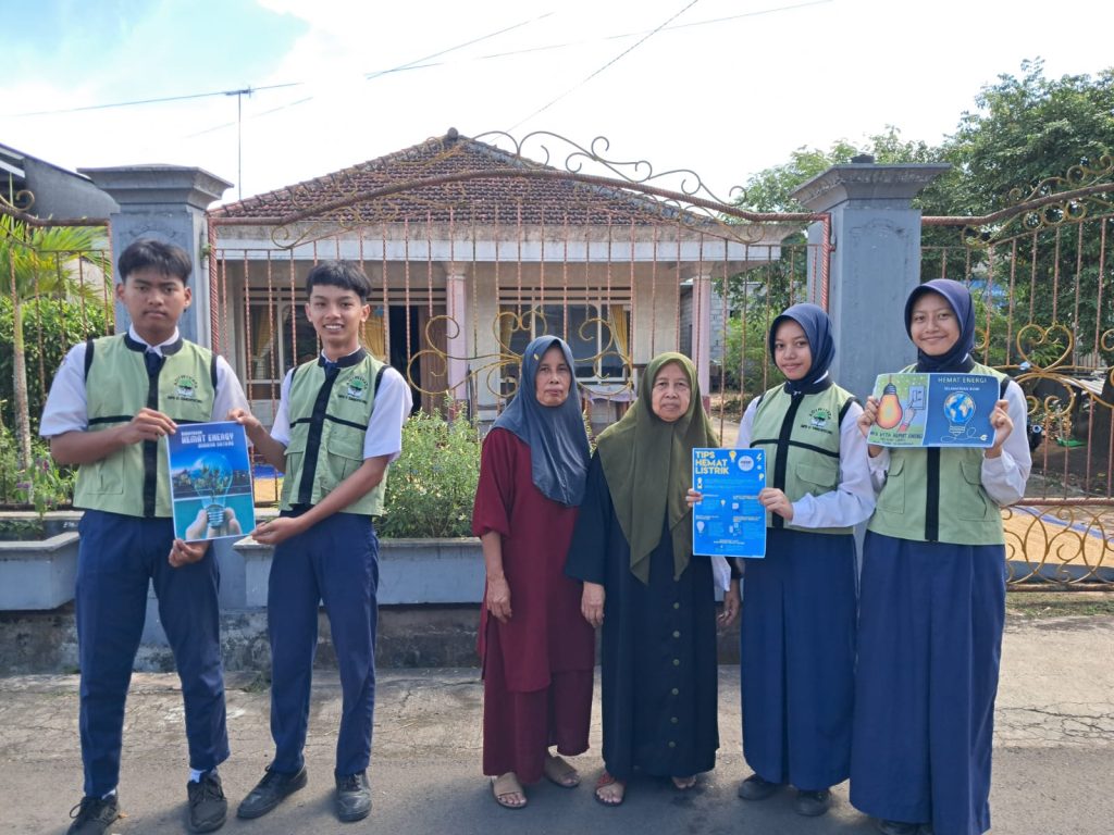 SISWA-SISWI SMP NEGERI 1 SUMBERPUCUNG MELAKSANAKAN KEGIATAN KAMPANYE PEDULI LINGKUNGAN KEPADA MASYARAKAT SEKITAR SEKOLAH