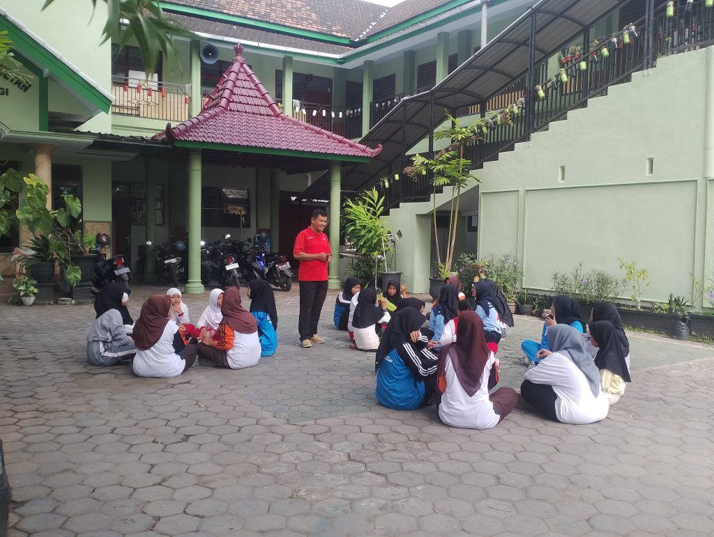 LATIHAN GABUNNGAN PMR UNTUK PERSIAPAN LOMBA JUMBARA NASIONAL