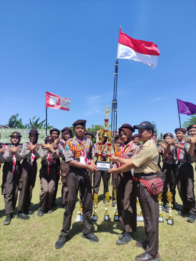 BANJIR TROPY.. SMPN 1 SUMBERPUCUNG MELIBAS TROPY DI ACARA LOMBA PRAMUKA HARDIKA 2025