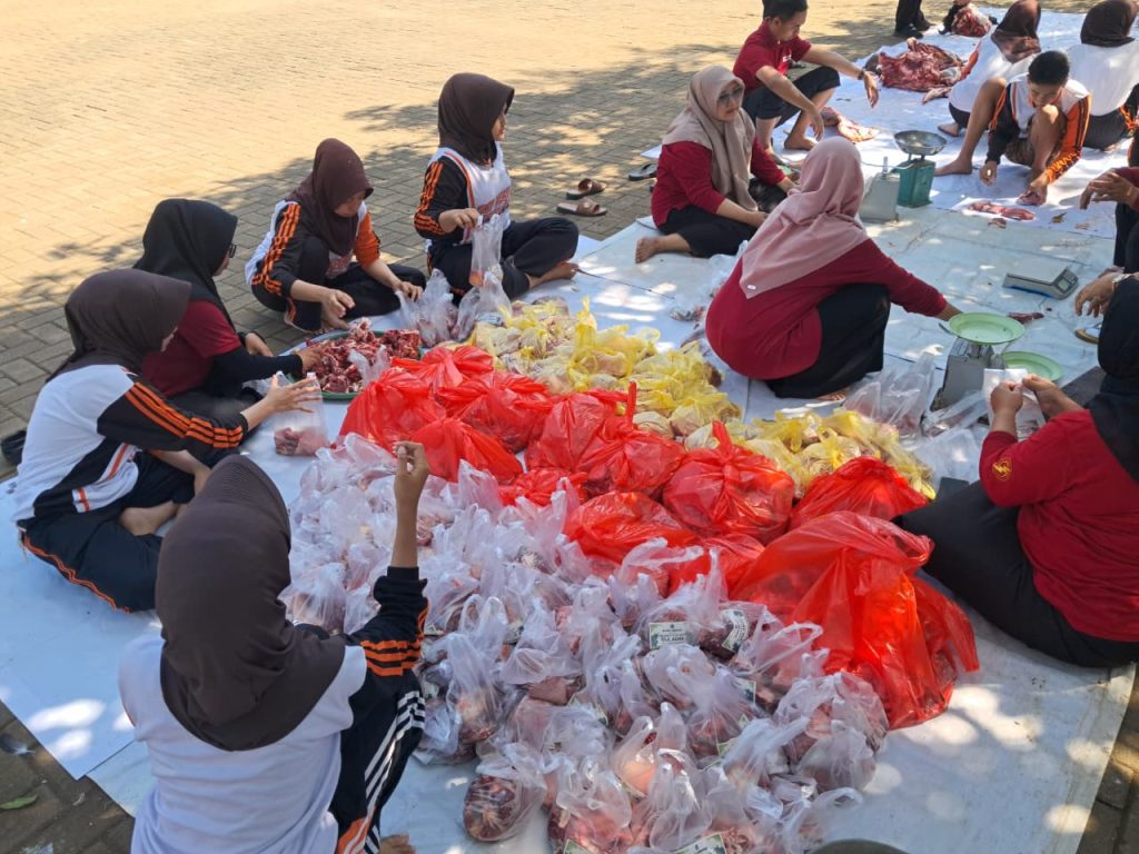 Wujudkan Karakter Berbagi, SMPN 1 Sumberpucung Salurkan Daging Qurban kepada Siswa dan Warga Sekitar