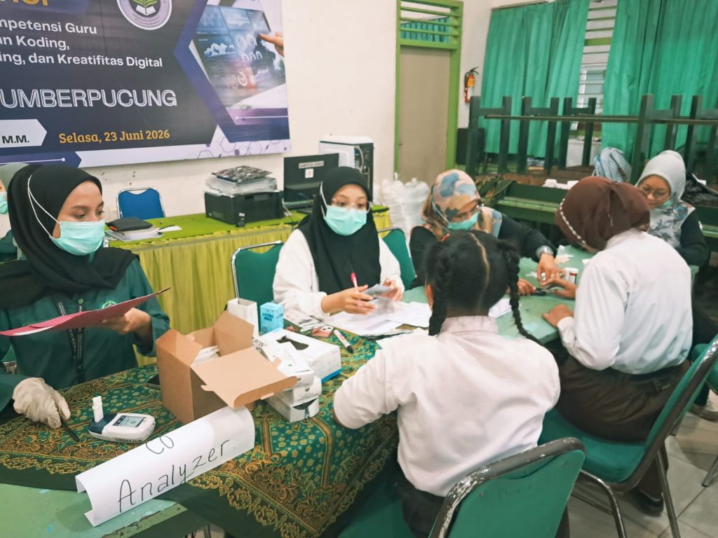 RATUSAN SISWA SMP NEGERI 1 SUMBERPUCUNG IKUTI CEK KESEHATAN GRATIS DARI PUSKESMAS SUMBERPUCUNG
