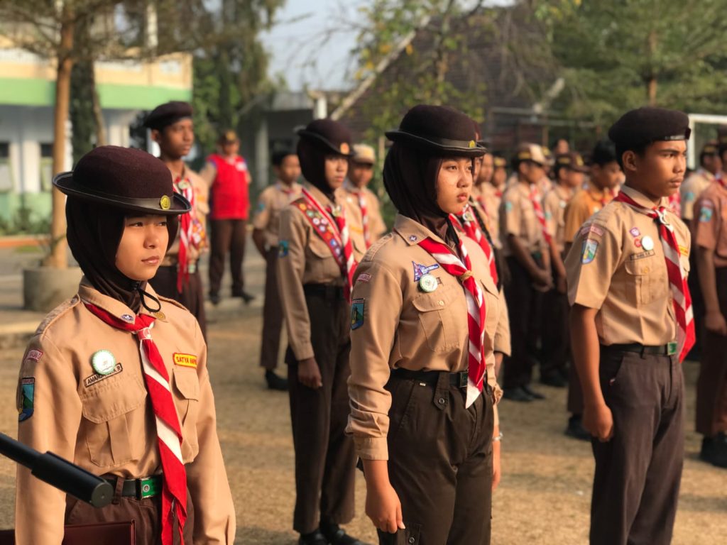 SEMARAK HARI PRAMUKA KE-65, SMP NEGERI 1 SUMBERPUCUNG GELAR UPACARA KHIDMAT DAN MERIAH