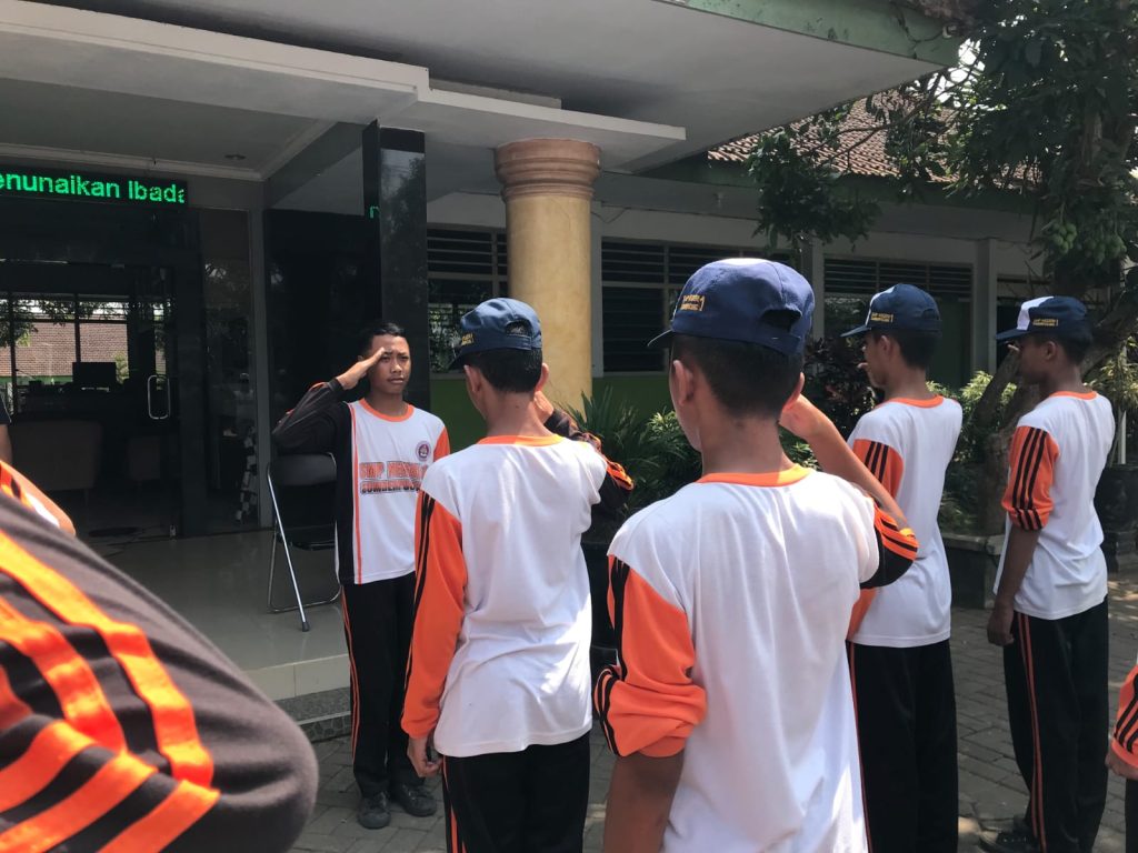 LANGKAH TEGAP PASUKAN PASKIBRA SMP NEGERI 1 SUMBERPUCUNG SIAP LBB KECAMATAN SUMBERPUCUNG